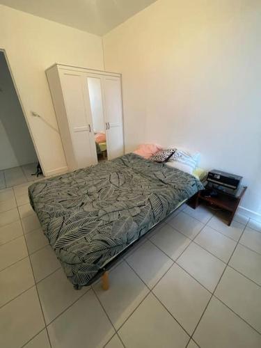 une chambre avec un lit et une commode dans l'établissement Appartement 2 chambres parking draps et serviettes non fournies, à Agen