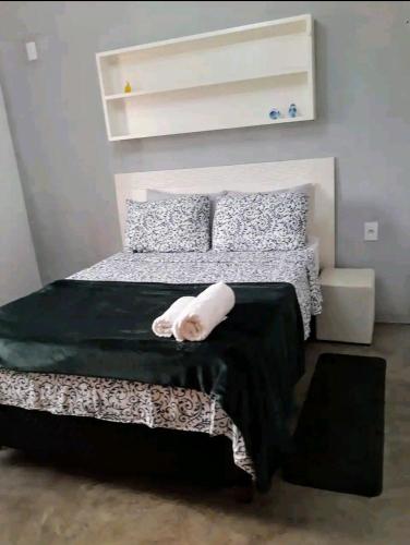 een slaapkamer met een bed met een witte handdoek erop bij Triboulet hospedaria in Campinas