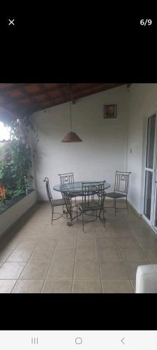 um pátio com uma mesa e cadeiras num pátio em Triboulet hospedaria em Campinas