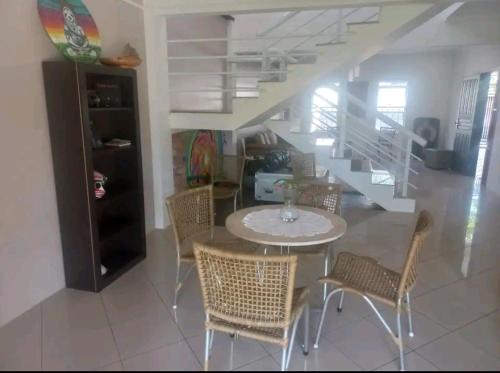 ein Esszimmer mit einem Tisch und Stühlen in der Unterkunft Triboulet hospedaria in Campinas