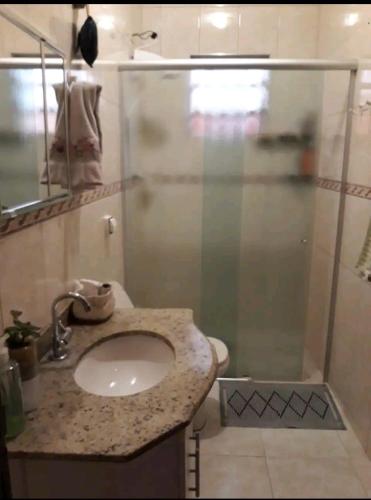 a bathroom with a sink and a shower at Triboulet hospedaria in Campinas