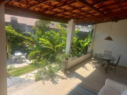 Blick auf eine Terrasse mit einem Tisch und Stühlen in der Unterkunft Triboulet hospedaria in Campinas