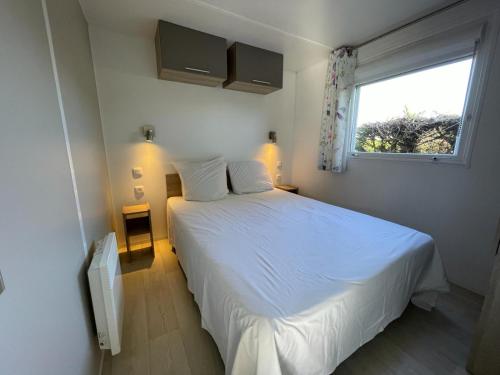 Tempat tidur dalam kamar di Mobilhome at Camping in Deauville