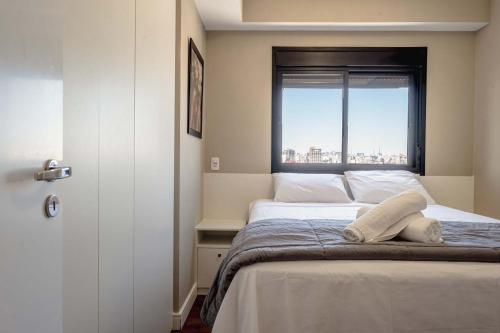 um quarto com uma cama e uma janela em Incrível resort paradisíaco! em São Paulo
