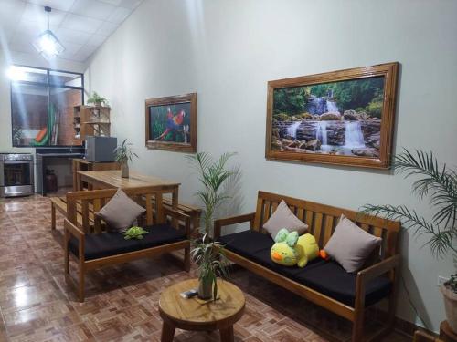 uma sala de estar com duas cadeiras e uma mesa em Acogedor Suite en Moyobamba - Medellín House I em Moyobamba