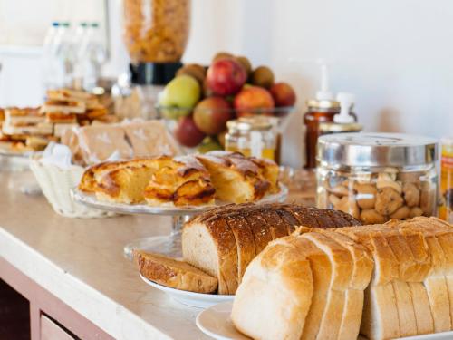 スカラ・ケファロニアにあるStarlight Hotelの様々なパンとりんごを載せたテーブル