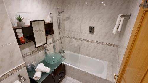 a bathroom with a shower and a sink and a tub at Ideal familias en urbanización de lujo a 600m de la playa Levante con Wifi, AC y Parking in Benidorm