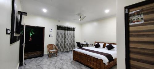 una camera d'albergo con letto e finestra di SIMILIPAL NATURE RETREAT a Bālidiha