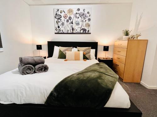 En eller flere senge i et værelse på Bright & Spacious Flat - Perfect for Exploring London , Slough & Windsor!