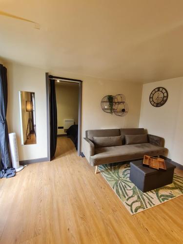 ein Wohnzimmer mit einem Sofa und einem Tisch in der Unterkunft Cassie's Cove in Margate