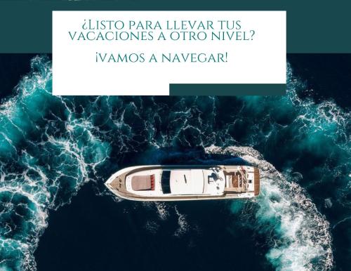 un barco en el agua con las palabras ikko parra levar nosotros en Ocean Blue en Cancún