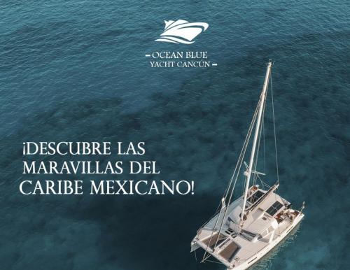 un barco blanco flotando en el agua en Ocean Blue en Cancún