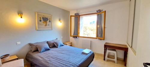 - une petite chambre avec un lit et une fenêtre dans l'établissement Locations-06 La Maison du Paysan Villa indépendante pour 8 sur la Côte d'Azur, à Le Bar-sur-Loup