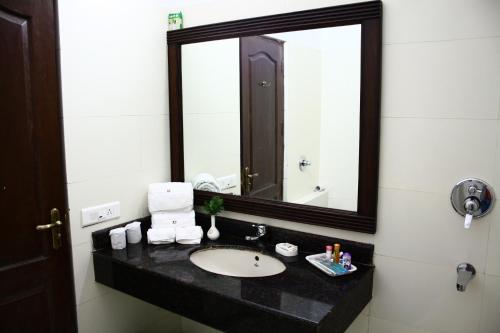 Bathroom sa Kasauli Castle Resort