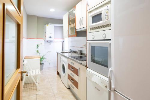 a kitchen with a stove and a dishwasher at Apartamento GO Felipe II Center in Valladolid