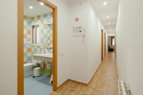 pasillo con baño con lavabo y aseo en Apartamento Céntrico, en Tarragona