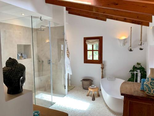La salle de bains est pourvue d'une baignoire et d'une douche en verre. dans l'établissement Beautiful fruit farm and vineyard in heart of Soller Valley, à Sóller