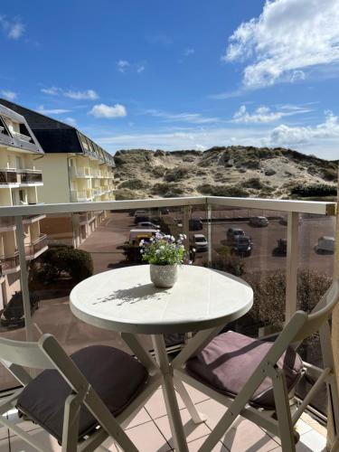 Il dispose d'un balcon avec une table et des chaises. dans l'établissement Baie Island à 50 m de la plage…, à Fort-Mahon-Plage