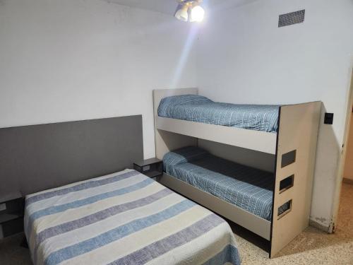 センテナリオにあるCasa Verdeのベッドルーム1室(二段ベッド2組、ベッド1台付)