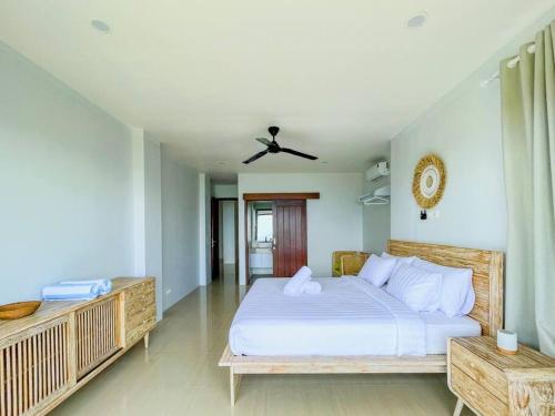 Katil atau katil-katil dalam bilik di Ocean Wave Lombok - 4 BR infinity pool villa