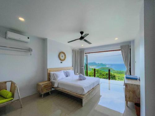 Katil atau katil-katil dalam bilik di Ocean Wave Lombok - 4 BR infinity pool villa