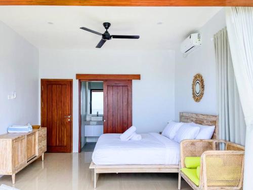 Katil atau katil-katil dalam bilik di Ocean Wave Lombok - 4 BR infinity pool villa