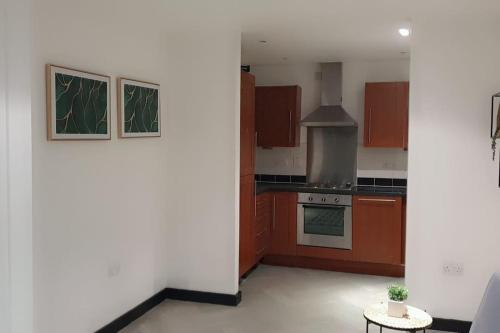 Кухня или кухненски бокс в Stunning Central Apartment, Leicester City Centre