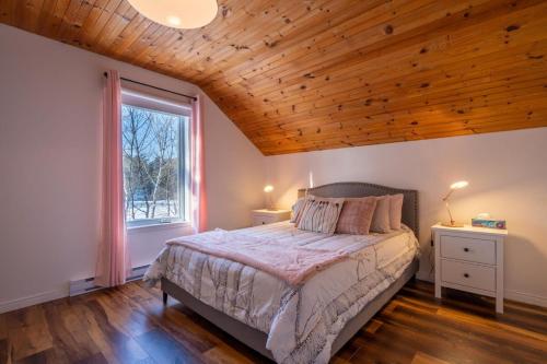 Katil atau katil-katil dalam bilik di Lake front in the woods Newly furnished