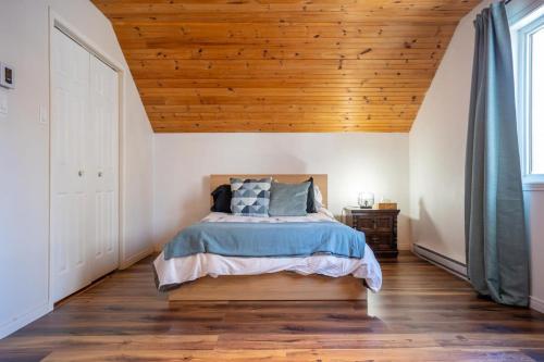 Katil atau katil-katil dalam bilik di Lake front in the woods Newly furnished