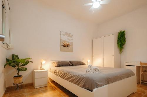 una camera bianca con un letto di Apartamento Céntrico a Tarragona