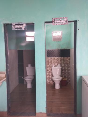 - une salle de bains avec 2 toilettes dans une chambre dans l'établissement Pousada Pôr do Sol, à Uberlândia