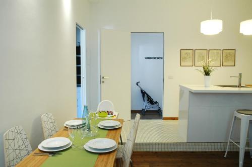 comedor con mesa y cocina en De Cecco Apartments, en Florencia