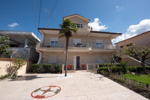 budynek z palmą i znakiem parkingowym w obiekcie VILA PALMA we Wlorze