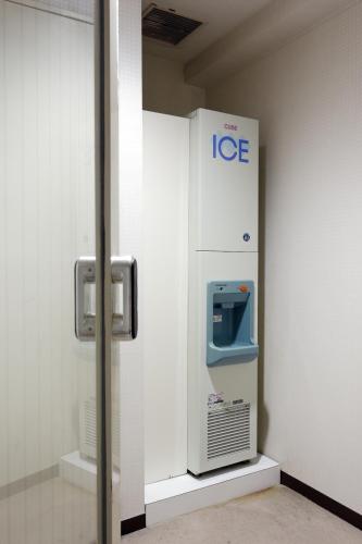 a ice machine in a room with a wall at ANA Crowne Plaza Akita by IHG in Akita