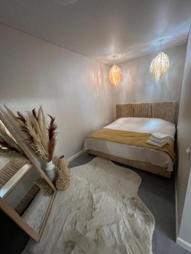 Ένα ή περισσότερα κρεβάτια σε δωμάτιο στο Здесь уютно