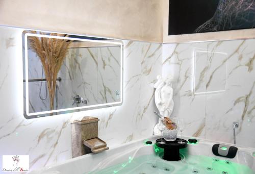 y baño con bañera y espejo. en Dimora dell'Amore, en Trani