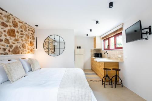 um quarto com uma grande cama branca e um lavatório em Kifissia Studio em Atenas