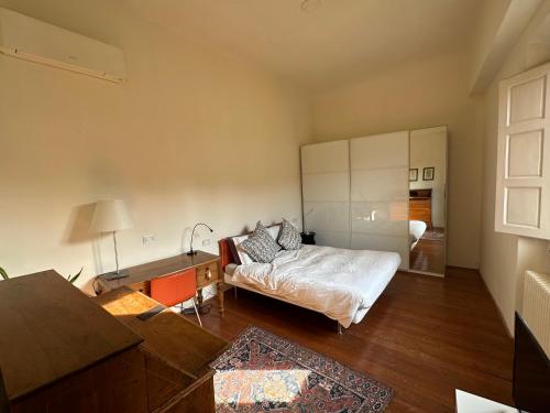 sala de estar con cama y escritorio en De Cecco Apartments, en Florencia