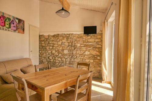 un salon avec une table en bois et un canapé dans l'établissement Côté Lavande, à Crestet