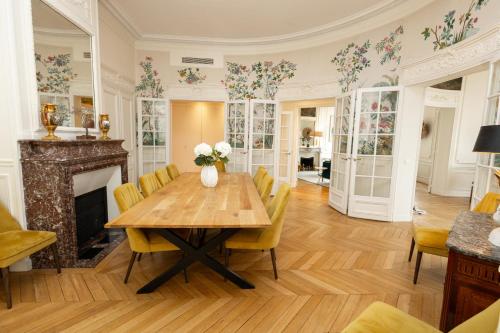 a dining room with a table and chairs and a fireplace at Appartement sur les quais in Paris