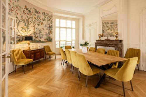 a dining room with a wooden table and chairs at Appartement sur les quais in Paris