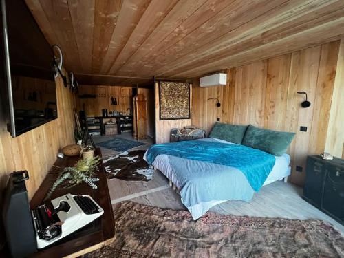 une chambre avec un lit et un plafond en bois dans l'établissement La Villa Bali *****, à Nîmes