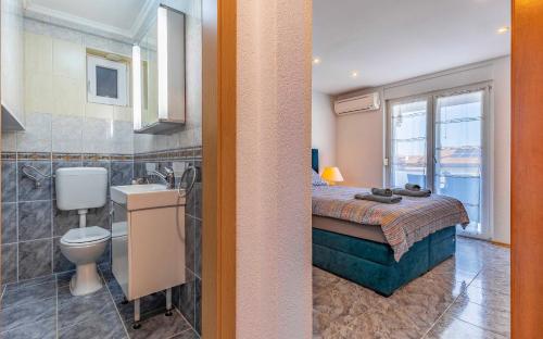 Ένα μπάνιο στο Ferienhaus Pošesi