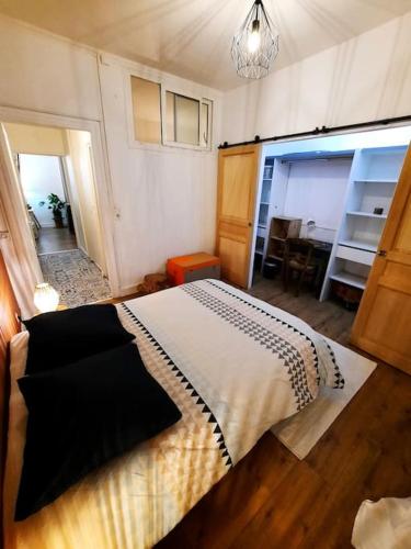 une chambre avec un grand lit dans une pièce dans l'établissement Un petit chez-vous pour les vacances !, à Montpellier
