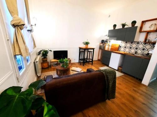 un salon avec un canapé et une table dans l'établissement Un petit chez-vous pour les vacances !, à Montpellier