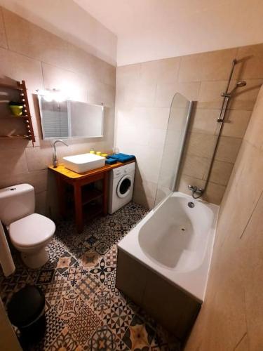 une salle de bain avec une baignoire, des toilettes et un lavabo dans l'établissement Un petit chez-vous pour les vacances !, à Montpellier