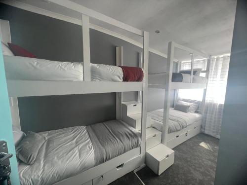 Ένα ή περισσότερα κρεβάτια σε δωμάτιο στο M&B Backpackers