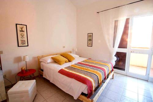 1 dormitorio con cama y ventana grande en La Villetta Aeroporto Galilei, en Pisa