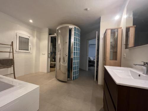 uma casa de banho com um chuveiro e um lavatório. em 2b room house with sea view hidromassage and bbq em Talamanca