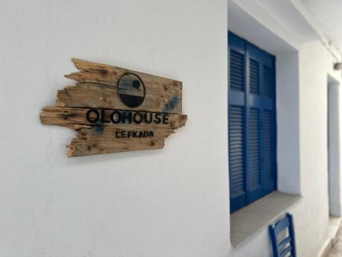Сертификат, награда, вывеска или другой документ, выставленный в OLO House Lefkada